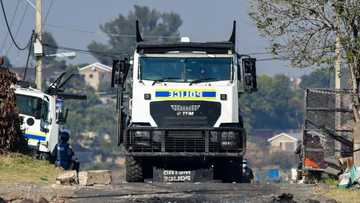 Off duty metro cop shot and wounded at community roadblock in Durban