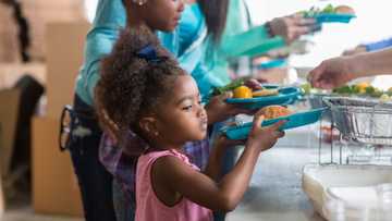 Cape Town security guard feeds 40 children from his community every day, Mzansi praises the Good Samaritan