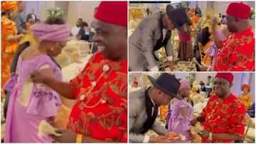 Wedding MC impresses bride’s father, who pulls out stack of cash and showers him in video