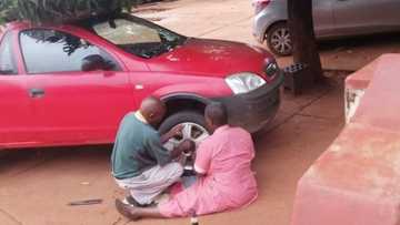 Lady shares sweet pic of elderly parents changing tyre: "A blessing"