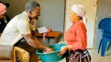 “I love this”: Mzansi adores pic of wife kneeling down for hubby to wash hands