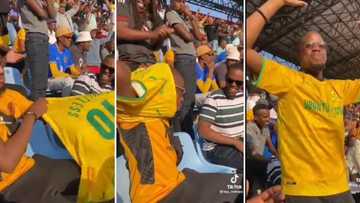 Former Kaizer Chiefs fan changes shirts during the game, Mzansi laughs and sympathises with his struggle