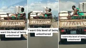 Mzansi stans woman enjoying a drink on the back of a truck, peeps say she’s a whole vibe