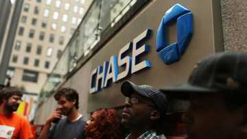 JPMorgan Chase reports lower profits, gives cautious economic outlook