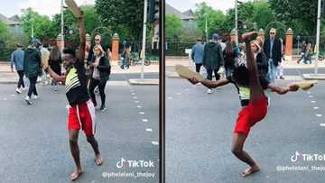 Man does Zulu dance in London ahead of traffic while barefoot, Mzansi applauds him after showing off culture