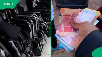 BI Phakathi blesses disabled man with wheelchair and cash, SA touched: "God bless you"