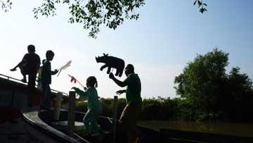 Indonesian uses puppets to teach threat to world's rarest rhinos