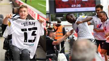 Beautiful moment players of top English club celebrated goal with 13-year-old disabled boy bullied online