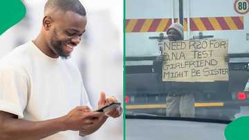 "Give that man his R20": Street hustler's funny sign at traffic stop has Mzansi people in tears