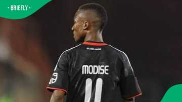 Teko Modise brings style game to Metro FM awards in Afro dandy look