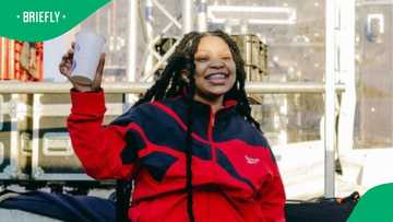 "She hates her job": Babalwa M's performs while sitting at VIP section at gig in TikTok video, fans divided