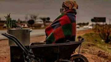 “Herioines”: Mzansi moved by photo of mom hustling in cold weather