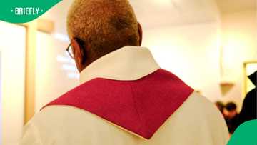 Chaos erupts in Gqeberha church as police usher Methodist priest away from the pulpit: Mzansi reacts