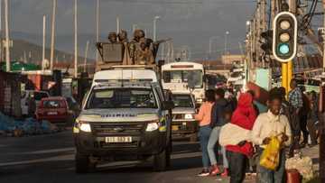 SANDF and SAPS work together to prevent looting and taxi violence in Cape Town