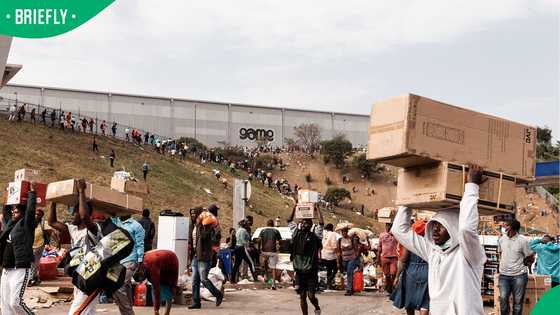 “That’s SA for you”: Truck breaks down in KwaZulu-Natal, crowd loots goods in Twitter video