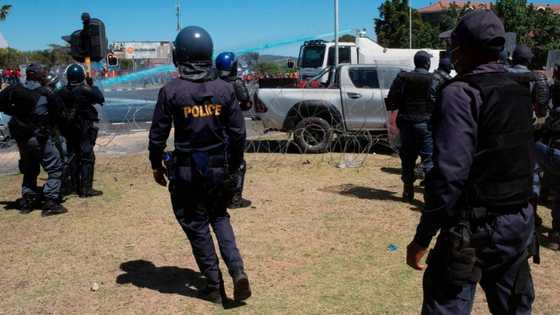 Rabie Ridge: Residents fight to occupy land, security fires shots