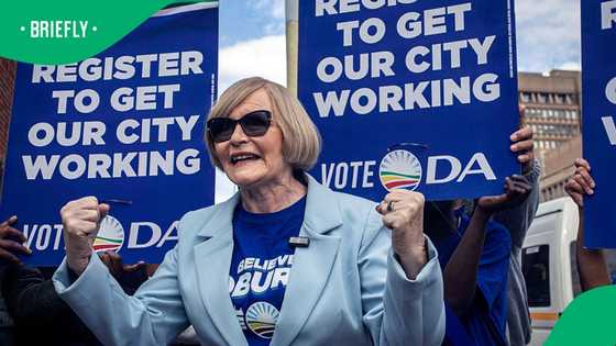 Helen Zille laughs off ANC supporter's middle finger during Johannesburg campaign