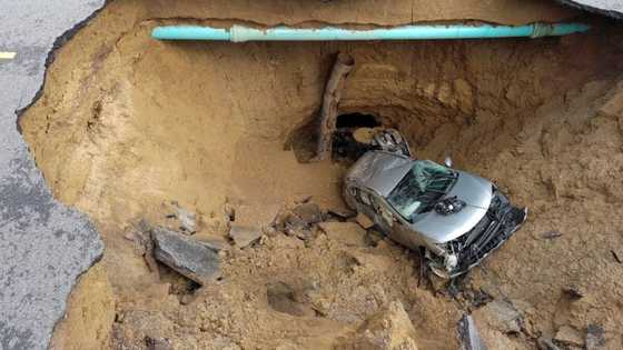 Massive sinkhole rocks Durban CBD, Mzansi in disbelief: “Looks totally normal”