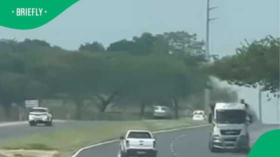 Video shows a Ford Bakkie driving on the wrong side of the road before crashing