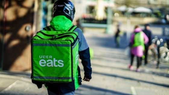 "Solid": Uber Eats driver steals the show with dance moves at South African groove, Mzansi raves