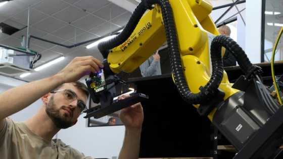 Israeli firm deploys robots to speed up online shopping