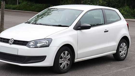 VW Polo driver tries to overtake truck and ends up sliding off road to miss oncoming car, peeps can’t deal