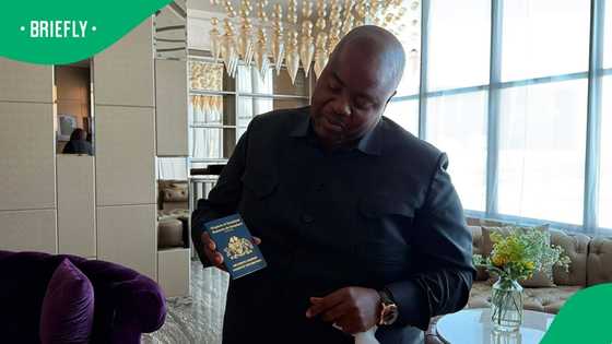 King Mswatii III hands controversial businessman Wicknell Chivayo diplomatic passport