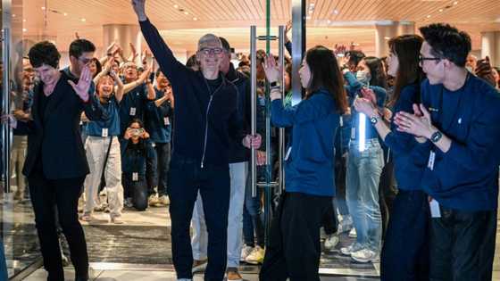 Apple 'aunties' greeted with cheers at Shanghai store opening