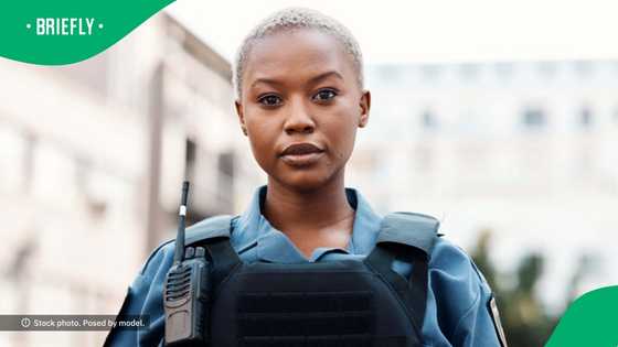 "Clean": SA female cop leaves Mzansi impressed with pull-ups, flexes strength in viral video