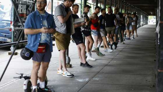 Avec ses tables et chaises alignées et le matériel médical, le gymnase, dans un lycée de Brooklyn, a tout d'un centre de vaccination anti Covid: mais c'est pour la variole du singe qu'il a ouvert dimanche à New York, "épicentre" américain de l'épidémie.