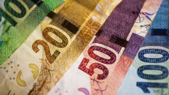 Rand weakens by 2.6% during holiday trading, economic predictions for 2022 do not look promising