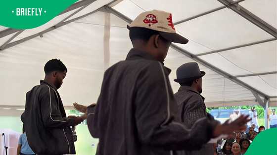 Men perform amapiano dance for lackluster crowd in TikTok video