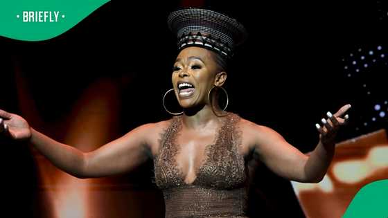 Unathi Nkayi performs barefoot for Cuban president at the Havana Book Fair: "A sign of respect"