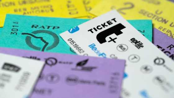 Last stop: Paris waves goodbye to cardboard Metro tickets