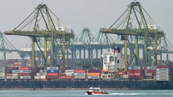 Singapore economy beats estimates but govt warns of global risks