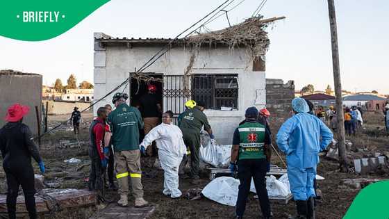 “Must be traumatising”: SA feels for rescue team carrying dead body in the Eastern Cape amid deadly floods