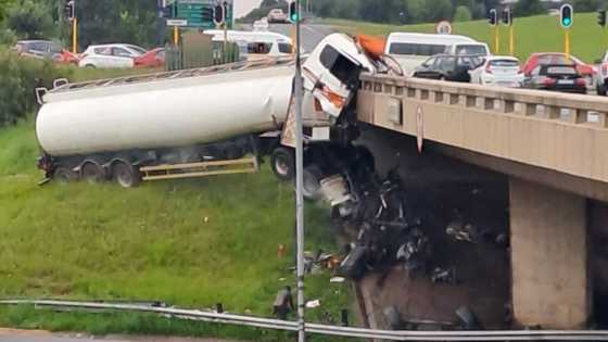 Tanker crashes on the N12 at Kliprivier bridge, video leaves SA in disbelief: "Something sinister is brewing"