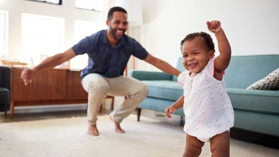 TikTok dad and infant duo do Mnike challenge, pops get playfully scolded by Mzansi