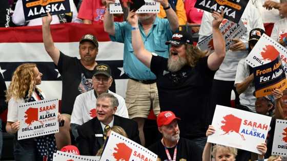 Trump campaigns with right-wing precursor Sarah Palin