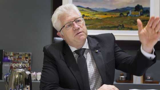 Winde calls on President Ramaphosa to ease ban on booze, beaches