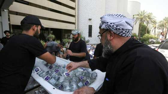 Hundreds camp at Iraqi parliament for second day