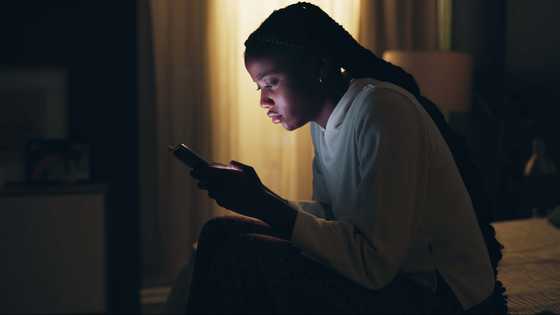 A Message Flashed on My Husband’s Screen — “She Still Doesn’t Know Who You Are, Right?”