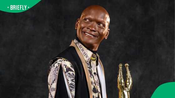 Mzansi reacts to Warren Masemola rocking a frontal in viral photo: "This guy is not make sure"