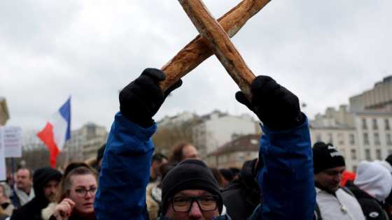 French bakers protest over surging power prices