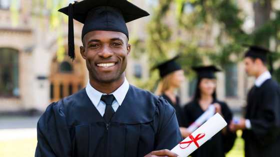 Mzansi security guards salute 37-year-old colleague on his graduation day in uplifting video