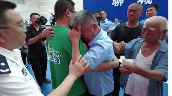 Emotional dad reunites with son who was snatched 24 years ago: "My baby"