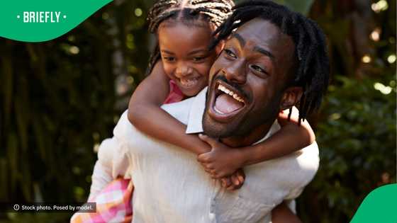 A viral Facebook photo showed a touching clinic moment between a father and daughter that warmed many hearts