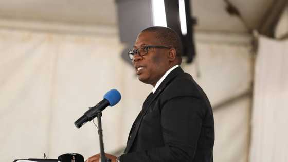 Panyaza Lesufi cuts hair in township in viral video, South Africans dismiss him: “People are being fooled”