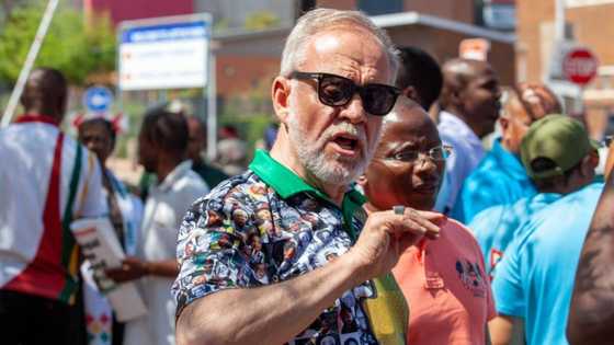 Carl Niehaus wants ANC members to join his political party, leaving Mzansi unimpressed