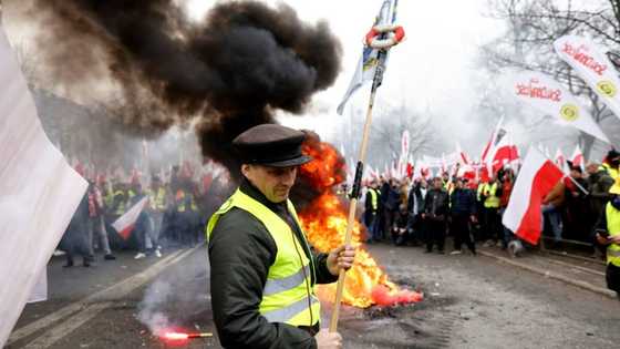 Polish farmers block roads to protest Ukraine imports